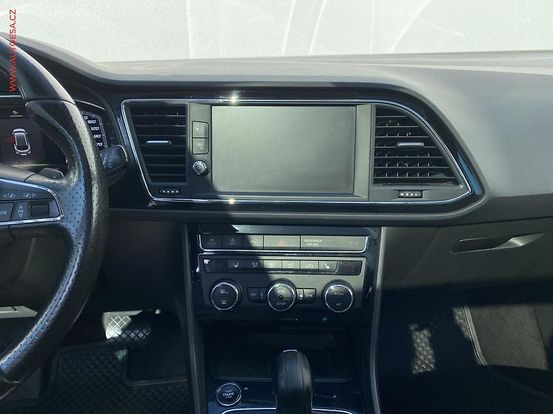 Seat Leon (2019) 2.0 TDi, FR, DSG, kůže, panor - fotka 12 z 19