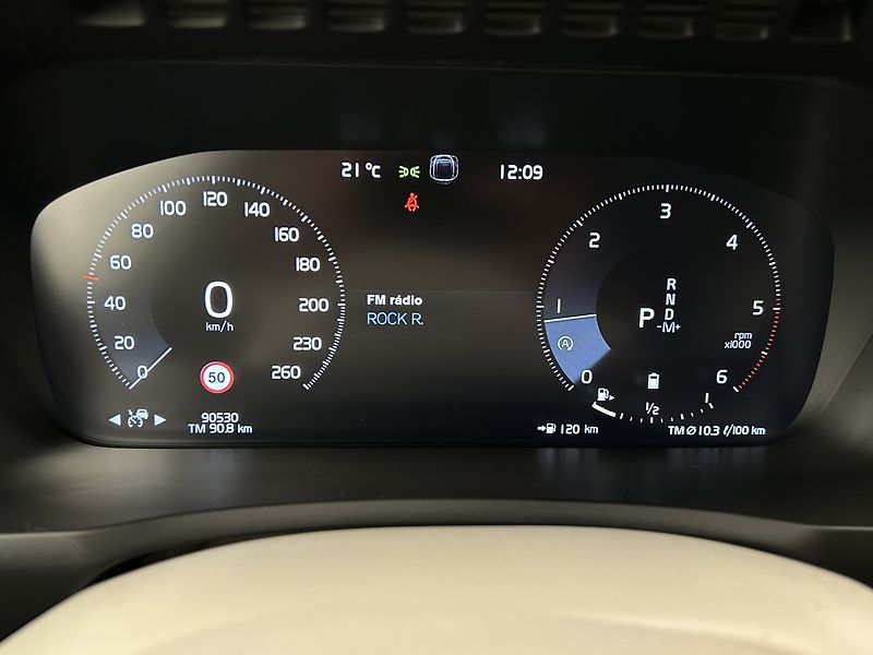 Volvo XC90 2.0 B5 4x4 Inscription - fotka 20 z 36