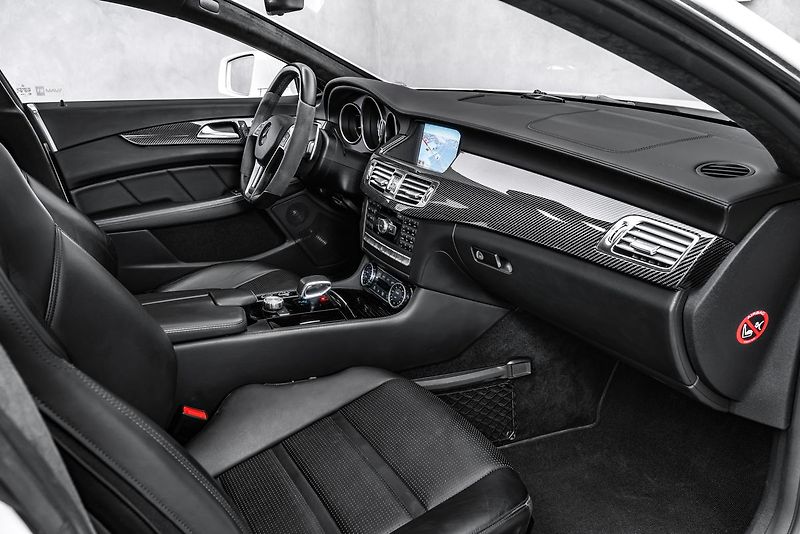 Mercedes-Benz CLS 63 AMG 4M, Designo Carbon H&K - fotka 15 z 28