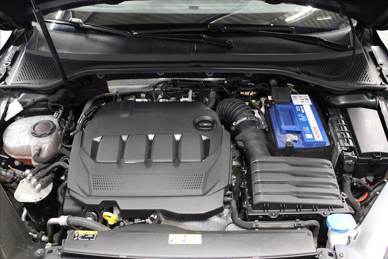 Volkswagen Passat 2,0 TDI DSG ELEGANCE 1.MAJ. CZ - fotka 6 z 37