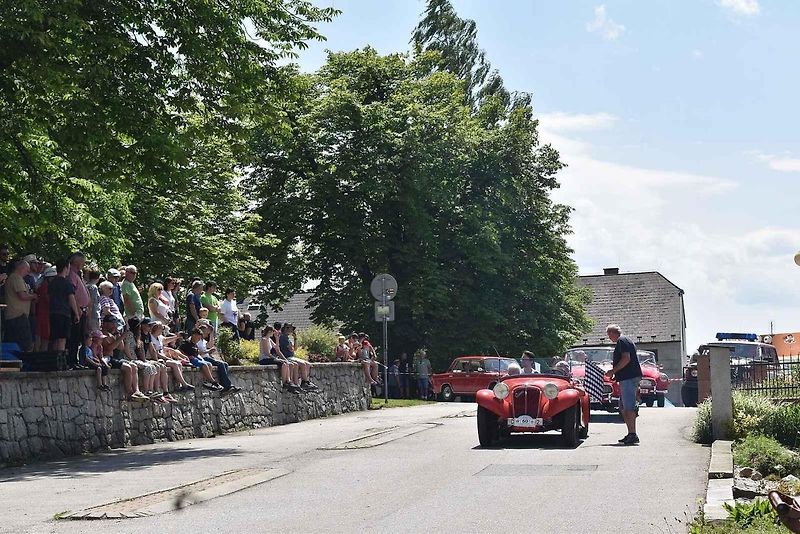 Tradiční závod S kopce do kopce si nenechalo letos ujít na sedm desítek posádek historických automobilů a motocyklů.