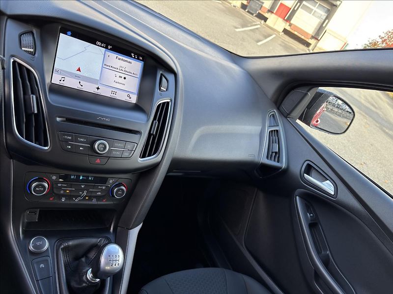 Ford Focus 1,0 EcoBoost RaceRed ST-line - fotka 29 z 33