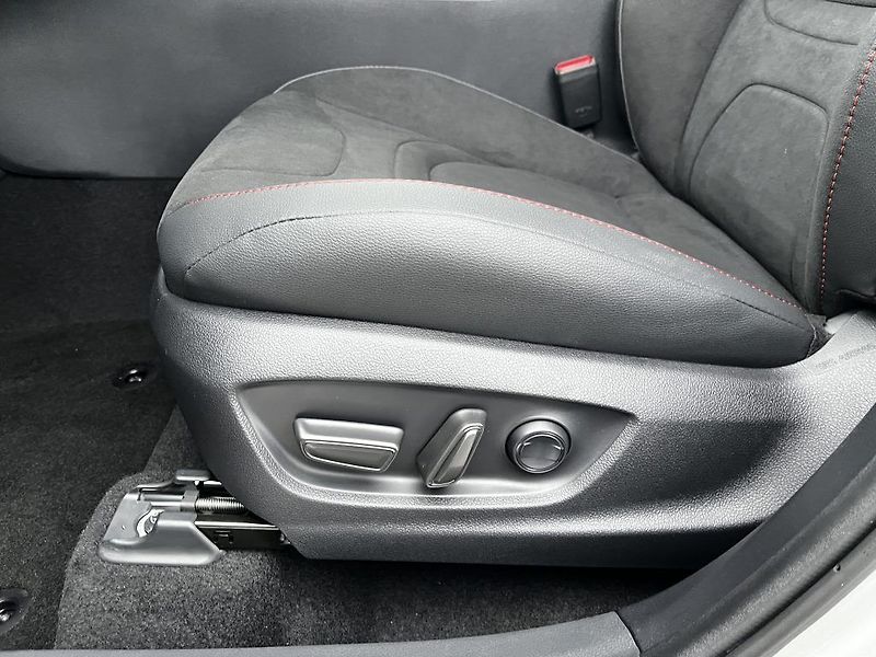 Toyota C-HR 2.0 Plug-in Hybrid ODBĚR IHNED - fotka 15 z 29