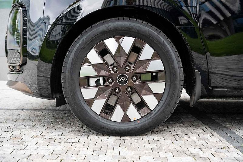 Auto jsem zatím mohl vyzkoušet pouze na hodinu
