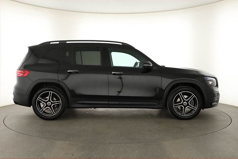 Mercedes-Benz GLB (2025) 200 d 4MATIC, AMG LINE - fotka 6 z 30