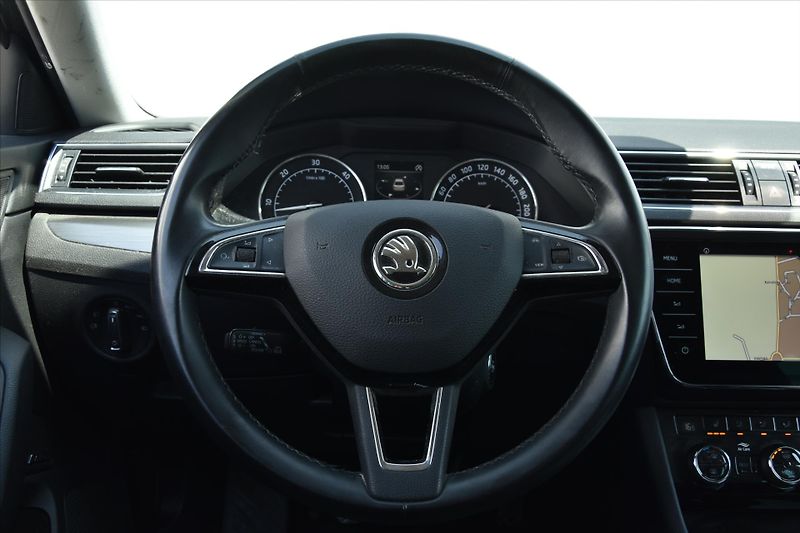 Škoda Superb 2.0TDI STYLE TAŽNÉ 1.MAJ. ČR - fotka 14 z 27