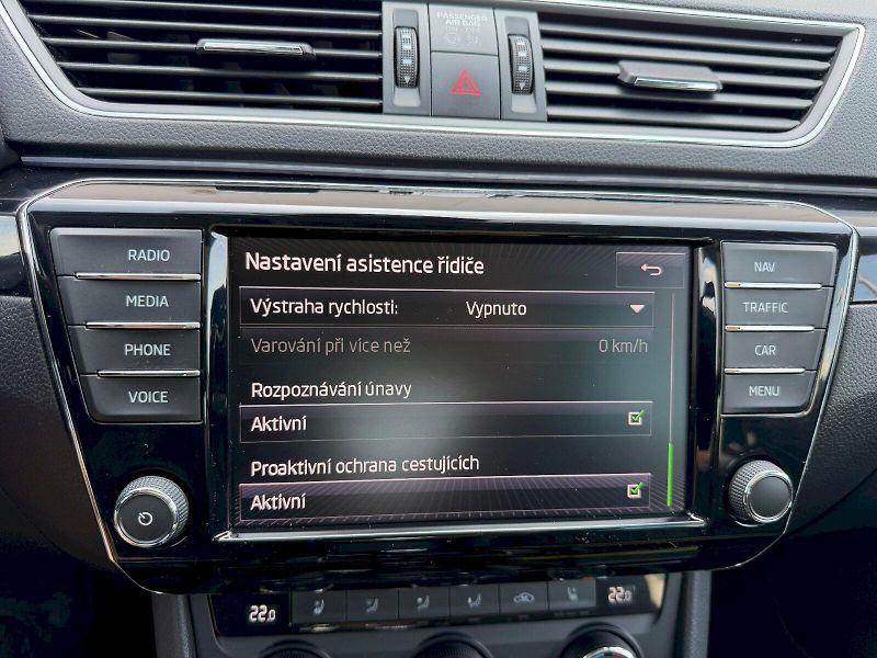Škoda Superb (2016) 2.0 TSI 206kW L&K DSG 4x4 - fotka 17 z 35