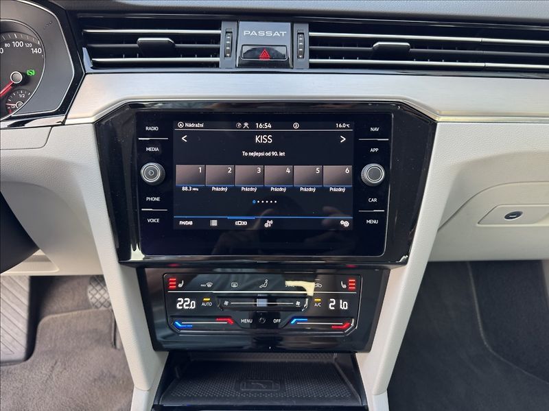 Volkswagen Passat 2,0 TDI DSG ELEGANCE 1.maj. ČR - fotka 33 z 50