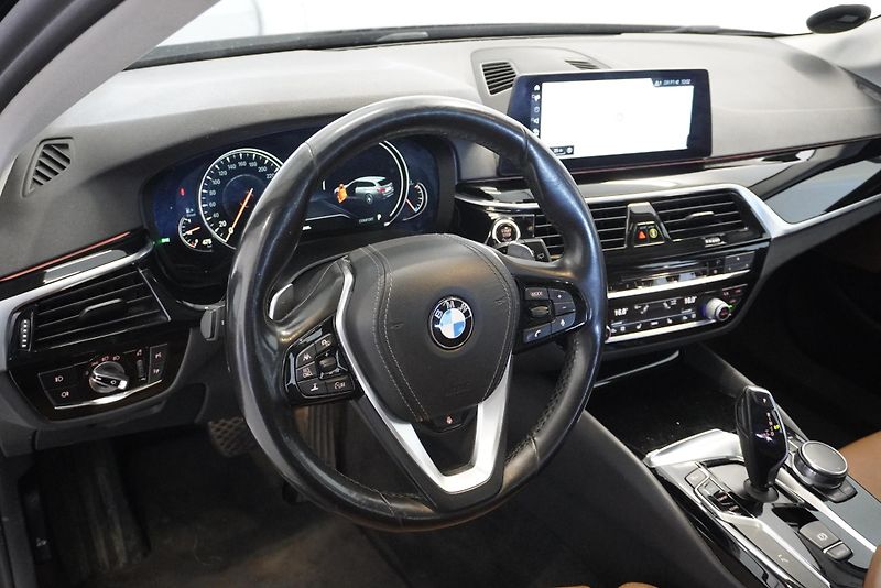 BMW Řada 5 3,0 XDRIVE AUT. - fotka 14 z 32