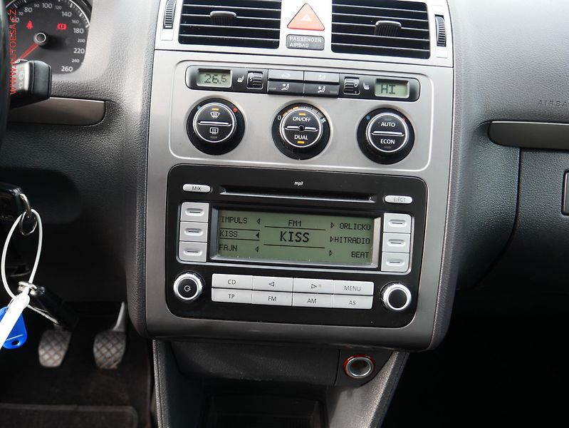 Volkswagen Touran (2007) 1.4 TSi, autoAC, tažné - fotka 11 z 17