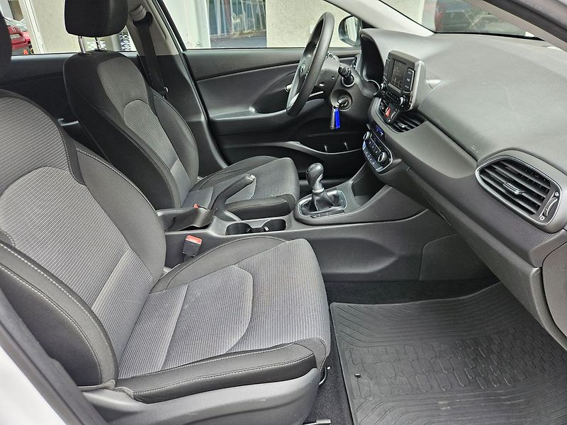 Hyundai i30 1,4i 73kW, Start Plus, serv.kn - fotka 23 z 32