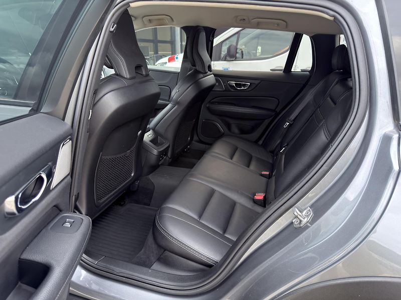 Volvo V60 CC D4 AWD // B&W // REZERVACE - fotka 13 z 44