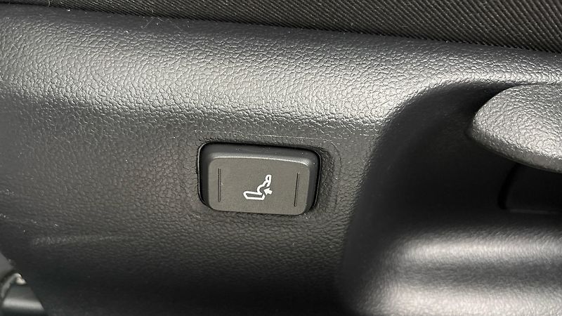 Toyota Corolla 1.8 Hybrid AUT Active Sedan - fotka 21 z 24