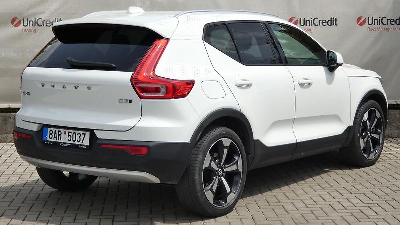Volvo XC40 D3 Drive-E AWD Momentum - fotka 3 z 22