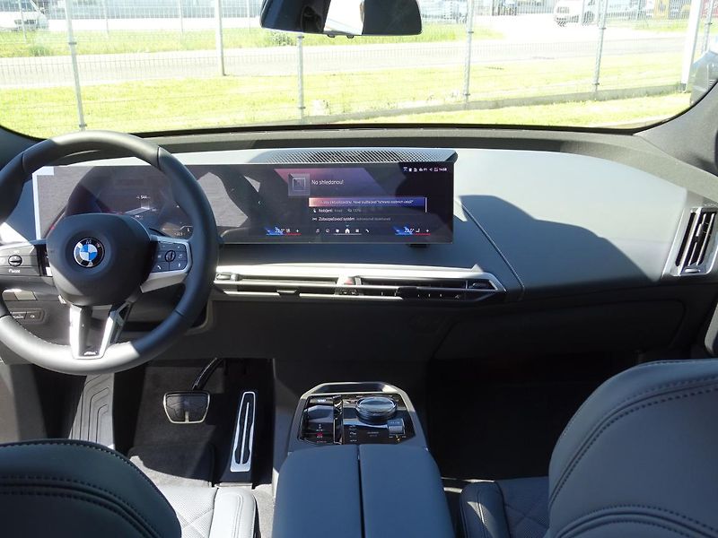 BMW iX xDrive45 - fotka 6 z 7