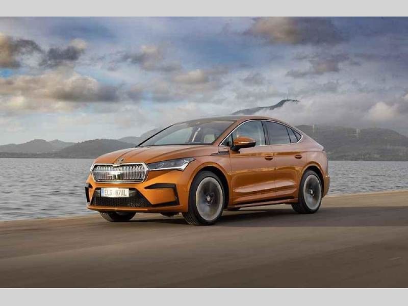 Plně elektrické SUV Škoda Enyaq Coupé iV (na snímku) se představilo v roce 2022 a vzbudilo u zákazníků velký zájem. Automobilka zrychluje svoji elektrickou ofenzivu: do roku 2026 představí tři zcela nové elektrické modely a další budou následovat.