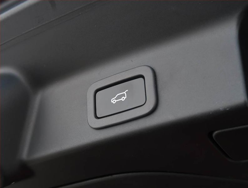 Jaguar F-Pace (2017) 20d AWD, 4X4, Automat - fotka 16 z 22