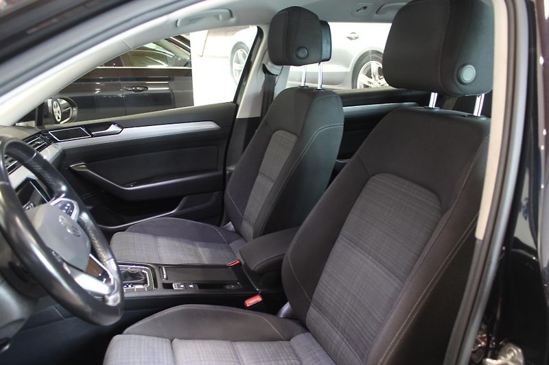 Volkswagen Passat (2021) 2.0TDI DSG Display LED - fotka 15 z 34