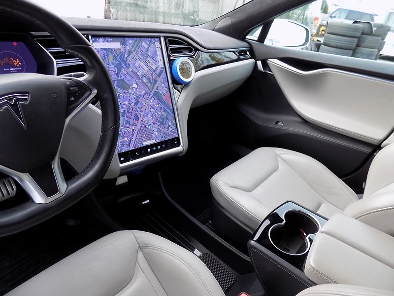 Tesla Model S (2015) 90D/1.Maj.ČR/Ludicrous/762PS/ - fotka 25 z 39