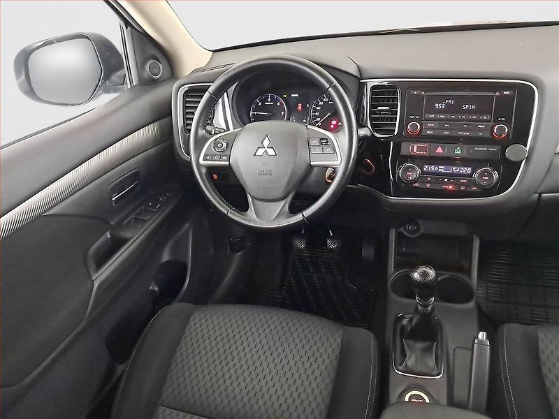 Mitsubishi Outlander (2014) Intense 2.2 DI-D, 4X4 - fotka 7 z 14