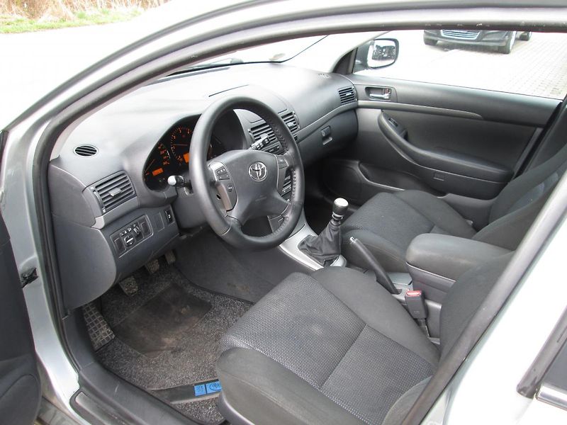 Toyota Avensis (2008) 2,2  130 KW - fotka 21 z 24