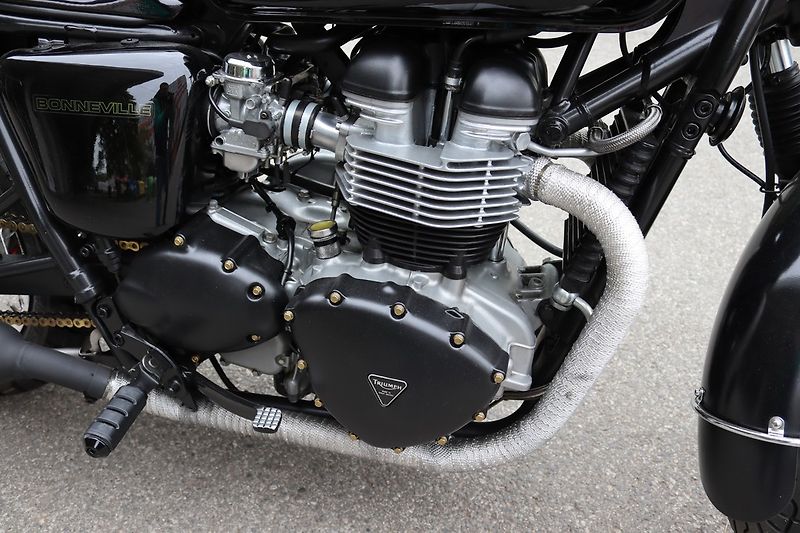 Triumph Bonneville (2001) BONNEVILLE 800 CAFÉ RACER - fotka 19 z 22