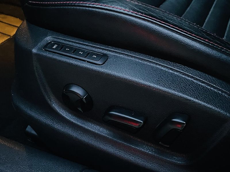 Škoda Octavia 2.0TDI VRS AUTOMAT SENZORY LED - fotka 32 z 45