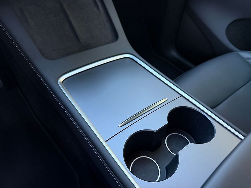 Tesla Model Y Long Range AWD - fotka 28 z 38