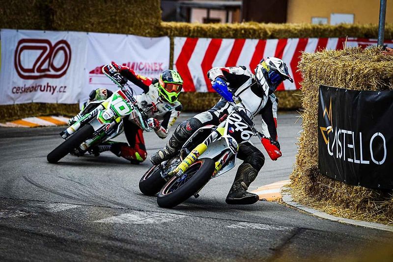 Na unikátní závody supermotardů a čtyřkolek se o víkendu do Moravského Krumlova dorazilo podívat přes tři a půl tisíce diváků.