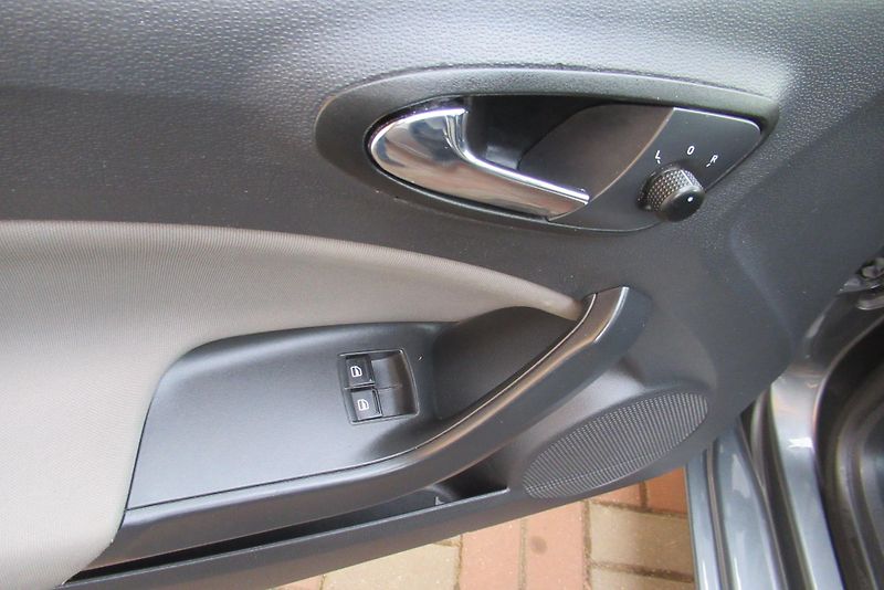 Seat Ibiza 1.2i  AUT. KLIMA TAŽNÉ - fotka 17 z 21