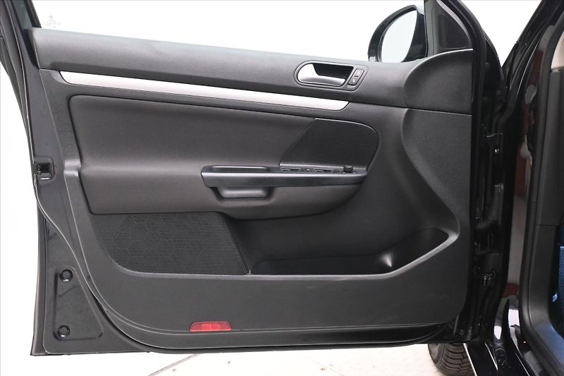 Volkswagen Golf 1,6 TDI 77kW MATCH Navigace - fotka 22 z 27