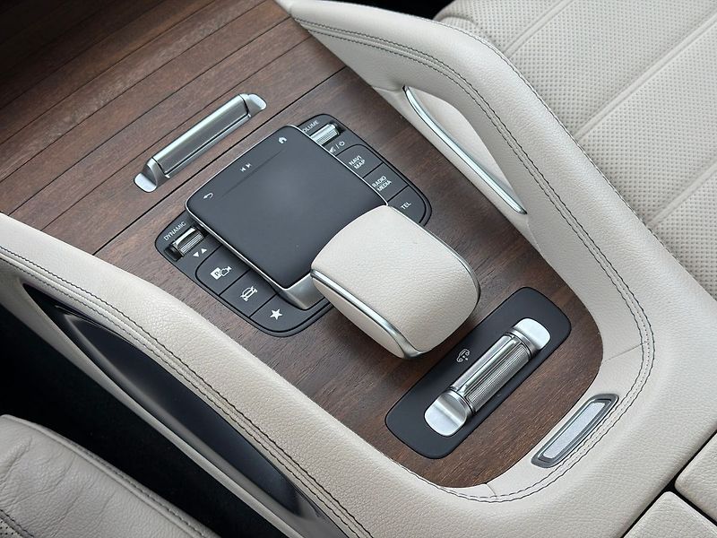Mercedes-Benz GLE 300 d 4MATIC AMG Burmester - fotka 30 z 37
