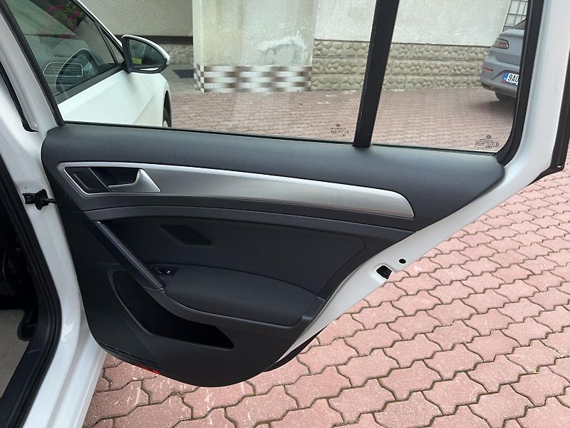 Volkswagen Golf 1.0 TSI 85KW,1 MAJITEL,SERVIS - fotka 18 z 40