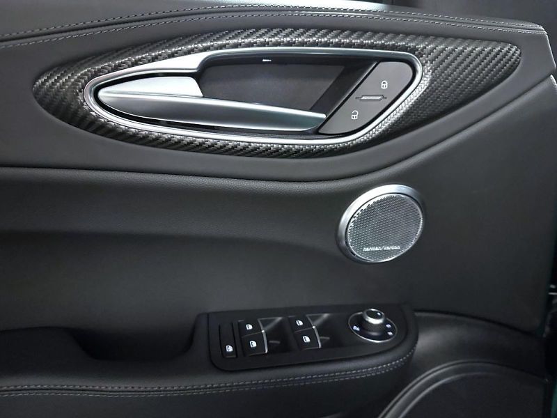Alfa Romeo Giulia (2026) 2.9 V6 BiTurbo 520k QV Carbon - fotka 13 z 26