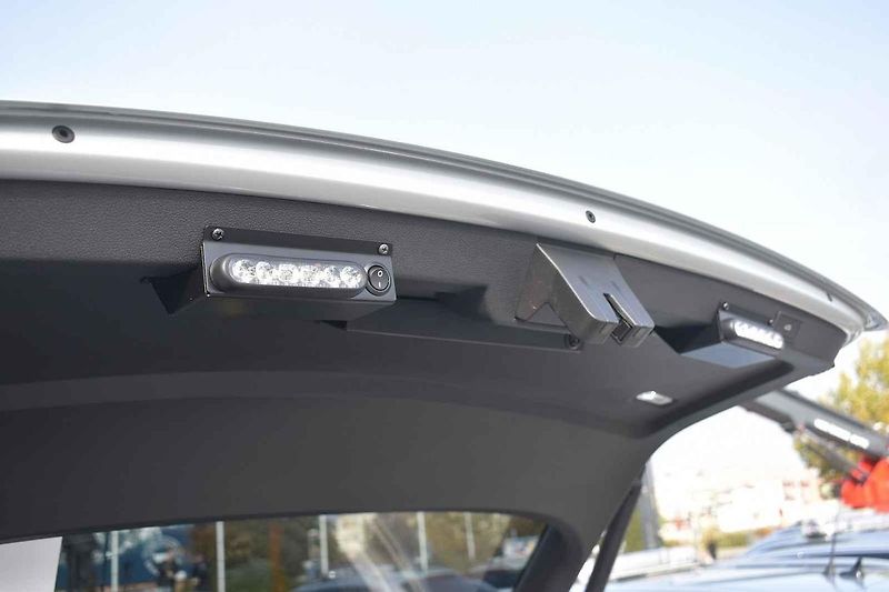 Nové Superby si policisté převzali přímo v areálu automobilky