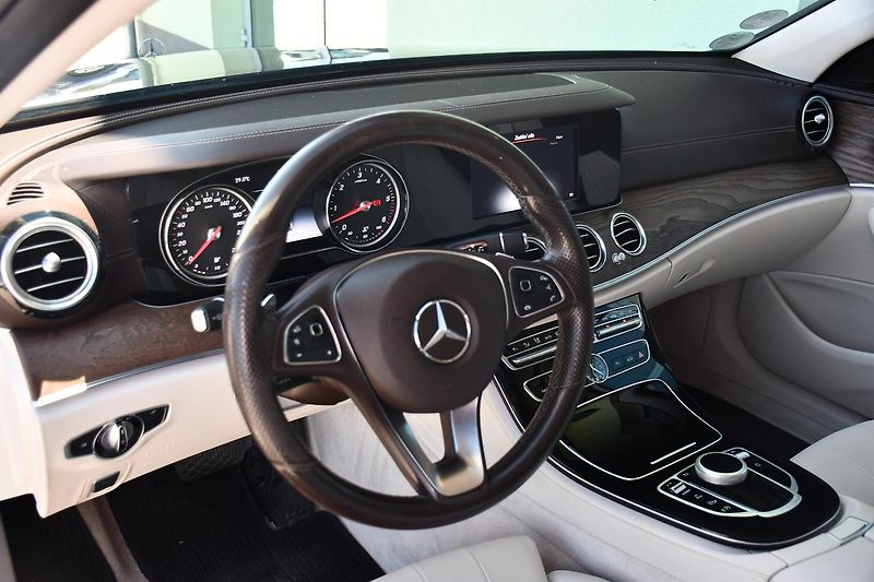 Mercedes-Benz Třídy E 350d - fotka 16 z 42
