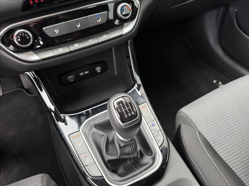 Hyundai i30 1,5 i  WG FL Family Climate - fotka 16 z 22