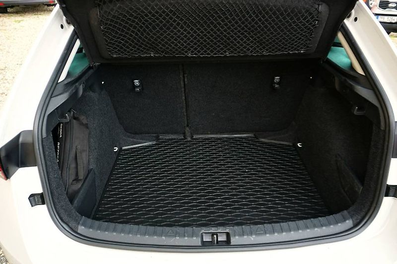 Škoda Scala (2019) STYLE PLUS 1,6 TDI 85 kW - fotka 12 z 30