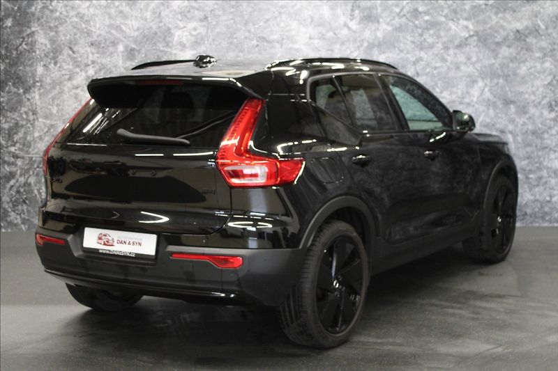 Volvo XC40 2,0 B4 Black REZERVOVÁNO - fotka 3 z 24