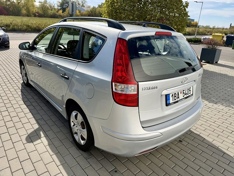 Hyundai i30 (2011) 1.6 CRDi AUTOMATICKÁ KLIMA - fotka 8 z 16