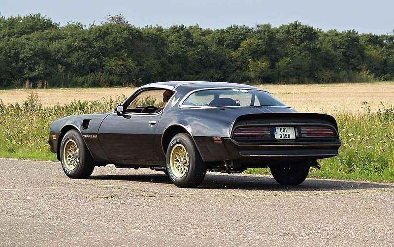 Sraz amerických vozů Chevrolet Camaro a Pontiac Firebird v Kolíně.