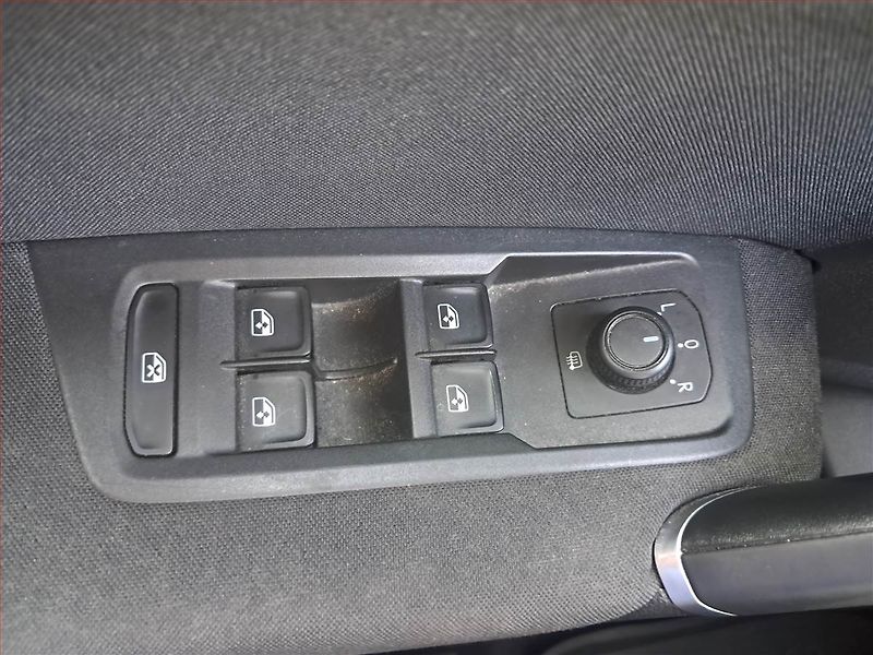 Volkswagen Touran (2020) 1.5 TSI - fotka 17 z 24