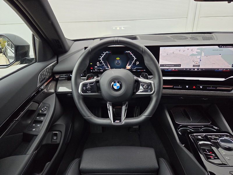 BMW Řada 5 (2024) 540d xDrive Touring M Sport - fotka 13 z 15