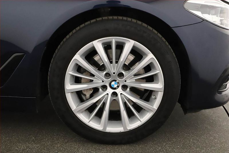 BMW Řada 5 (2017) 530d xDrive, 4X4, Automat - fotka 12 z 21