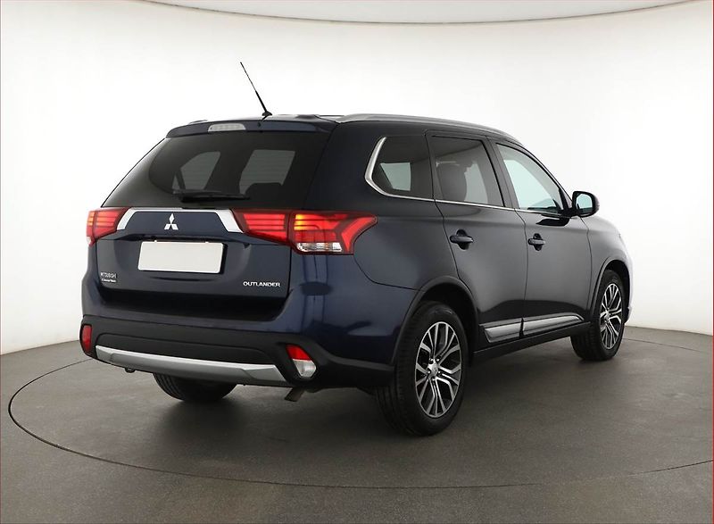 Mitsubishi Outlander (2017) 2.2 DI-D, 7 míst, Tempomat - fotka 5 z 14