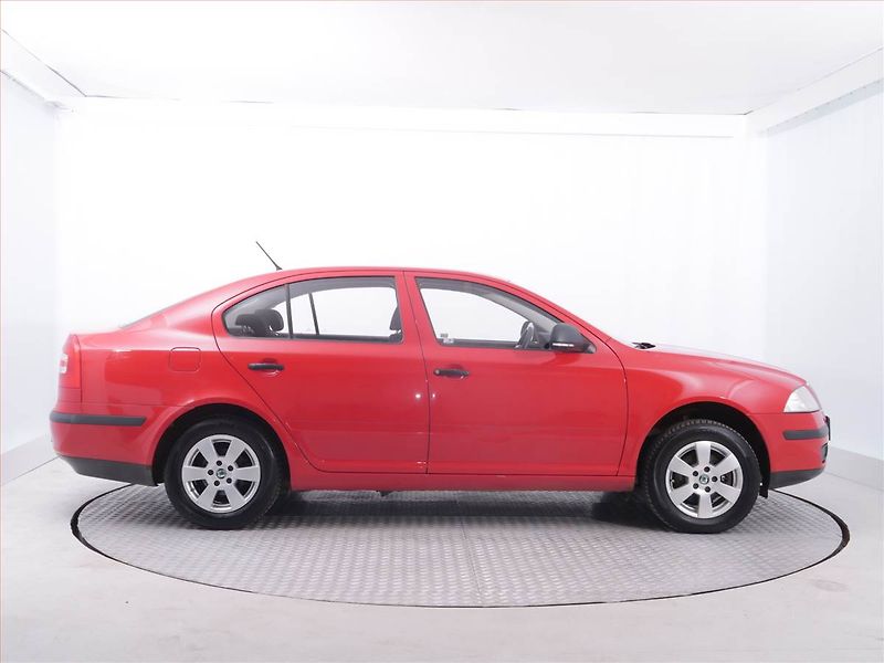 Škoda Octavia (2011) 1.6, Park. senzory - fotka 6 z 15