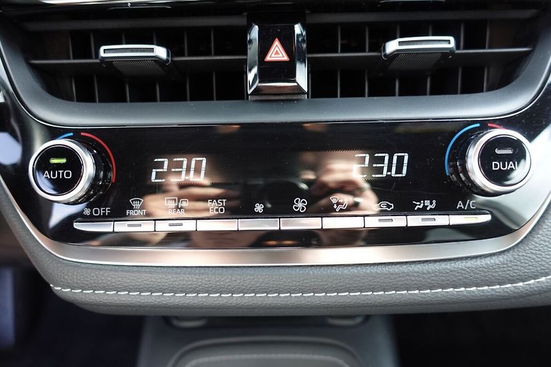 Toyota Corolla 2.0 HEV Comfort Style Tech TS - fotka 22 z 31