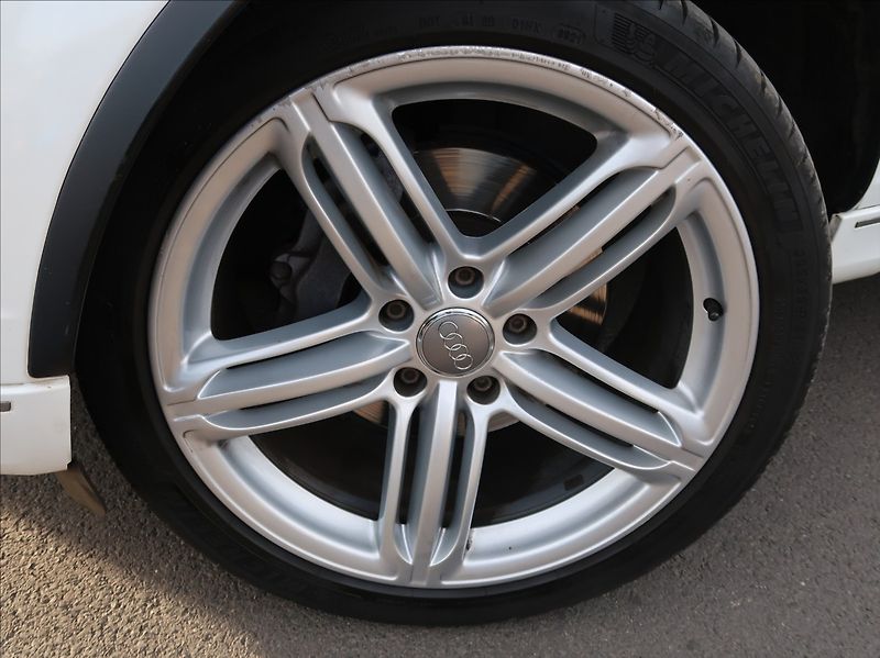 Audi Q7 3,0 TDi,176kW,NovéČR,7míst - fotka 30 z 31