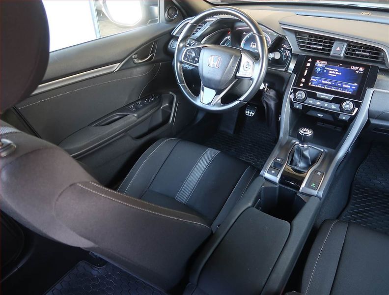 Honda Civic (2019) Elegance 1.0 VTEC Turbo - fotka 7 z 18