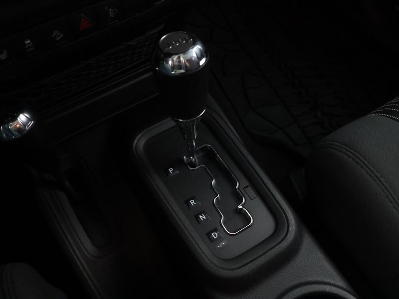 Jeep Wrangler 2,8 CRD 147 kW Unlimited Sport - fotka 24 z 33